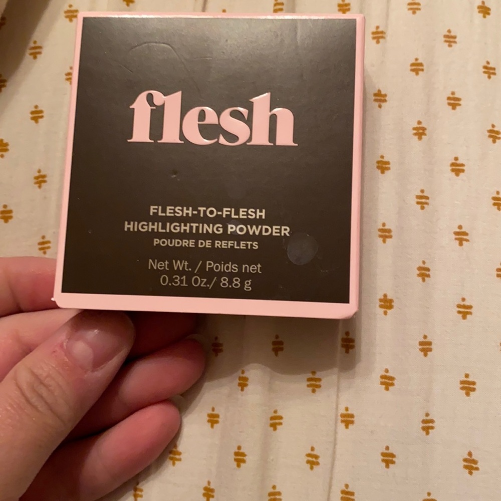 Flesh to flesh highlighting powder in Rise color